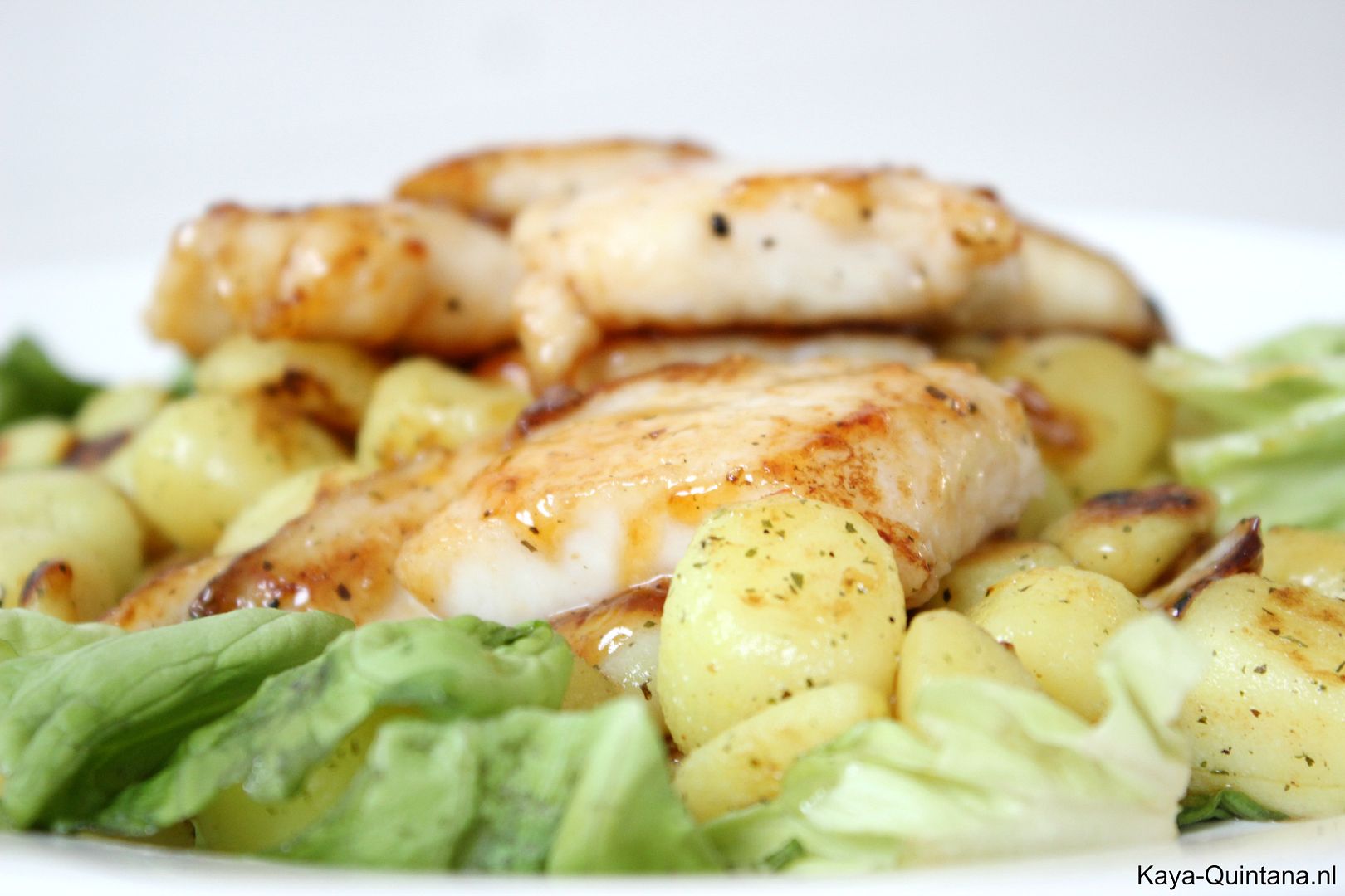 Tilapiafilet met zoetzure saus en sla KayaQuintana.nl